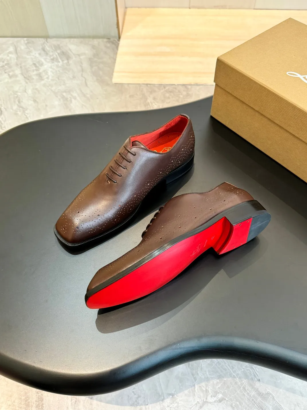 💰960 Christia*.Loubouti* high-end men's business formal leather shoes, original genuine cowhide red sole, imported Italian cowhide outsole, first-layer cowhide, water-dyed cowhide lining, high-end luxury. Size: 39-44 (customized at 38.45.46)✅